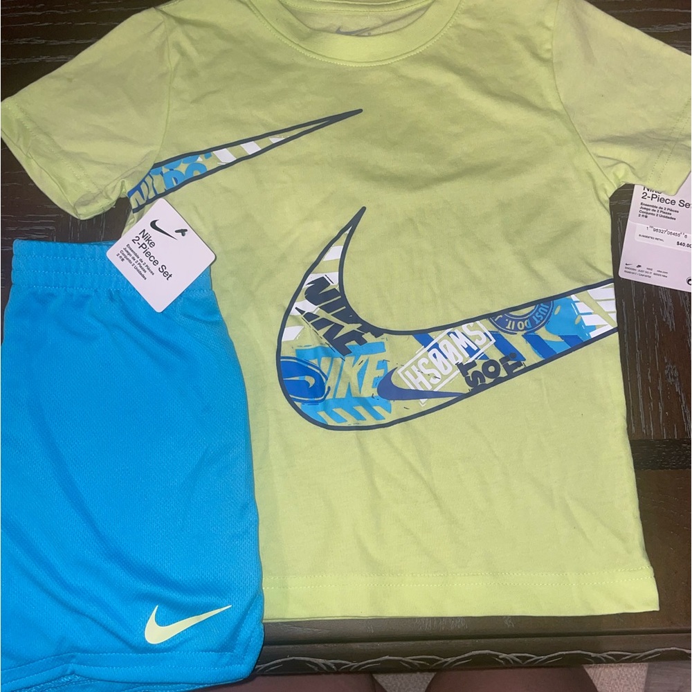 NWT NIKE OUTIFT